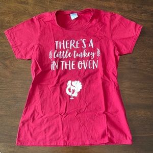 Red “There’s a little turkey in the oven” tee med